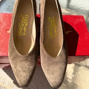 Salvatore Ferragamo Suede Pumps size 5B